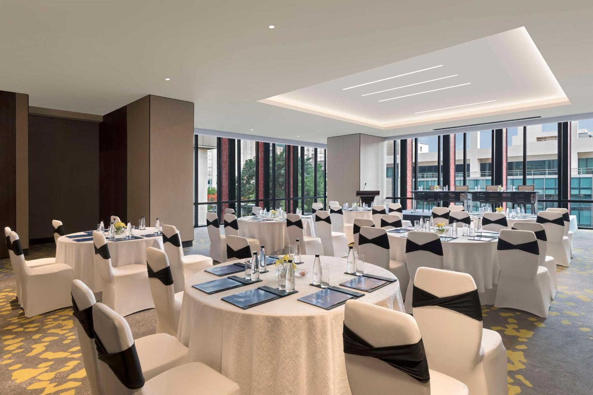 Hilton Bengaluru Embassy Manyata Business Park Hotel Екстериор снимка