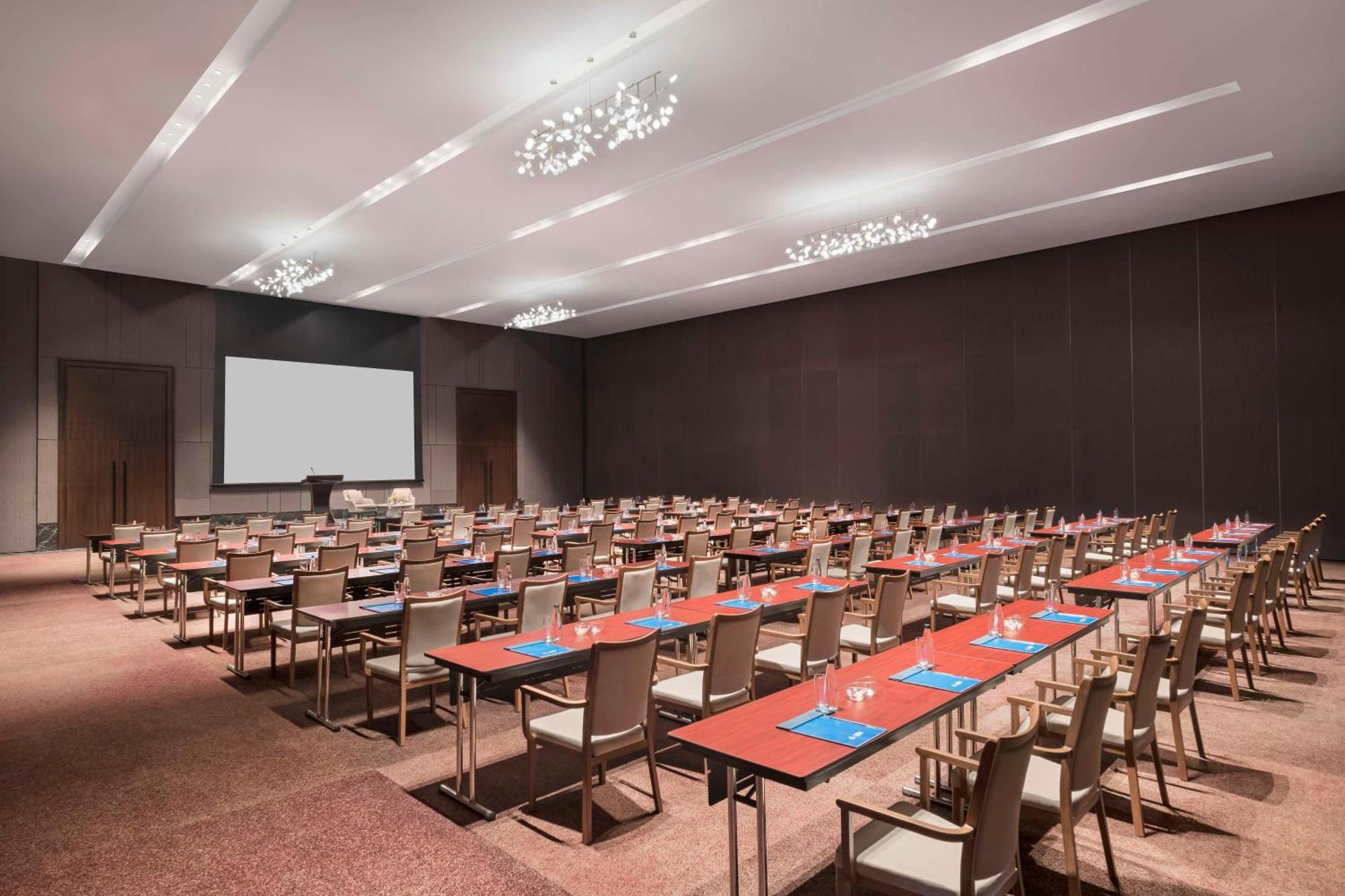 Hilton Bengaluru Embassy Manyata Business Park Hotel Екстериор снимка