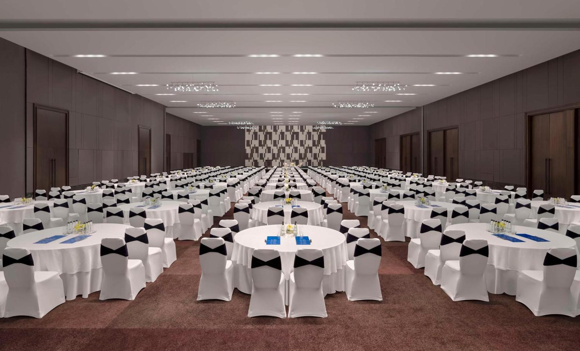 Hilton Bengaluru Embassy Manyata Business Park Hotel Екстериор снимка