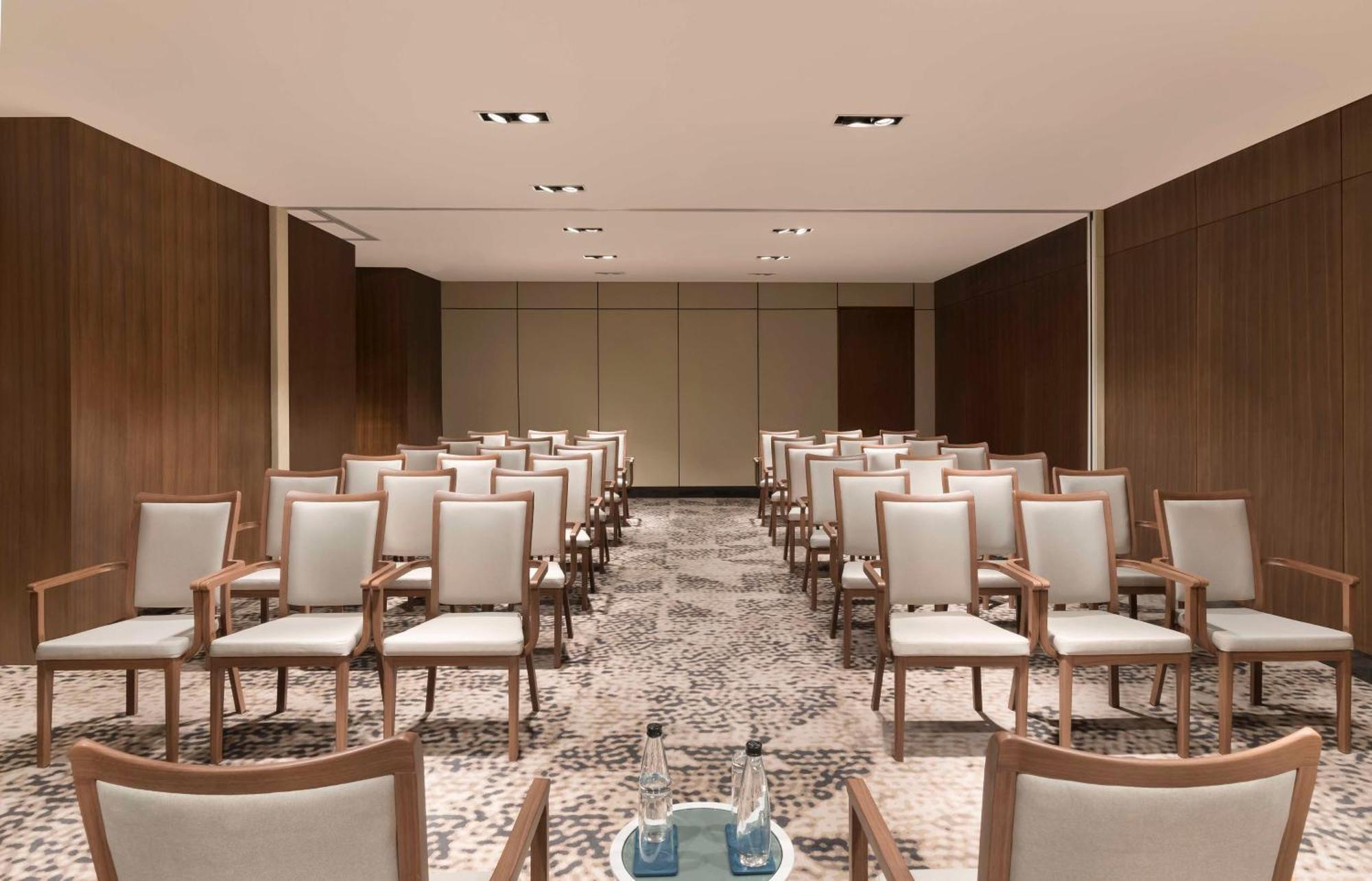Hilton Bengaluru Embassy Manyata Business Park Hotel Екстериор снимка