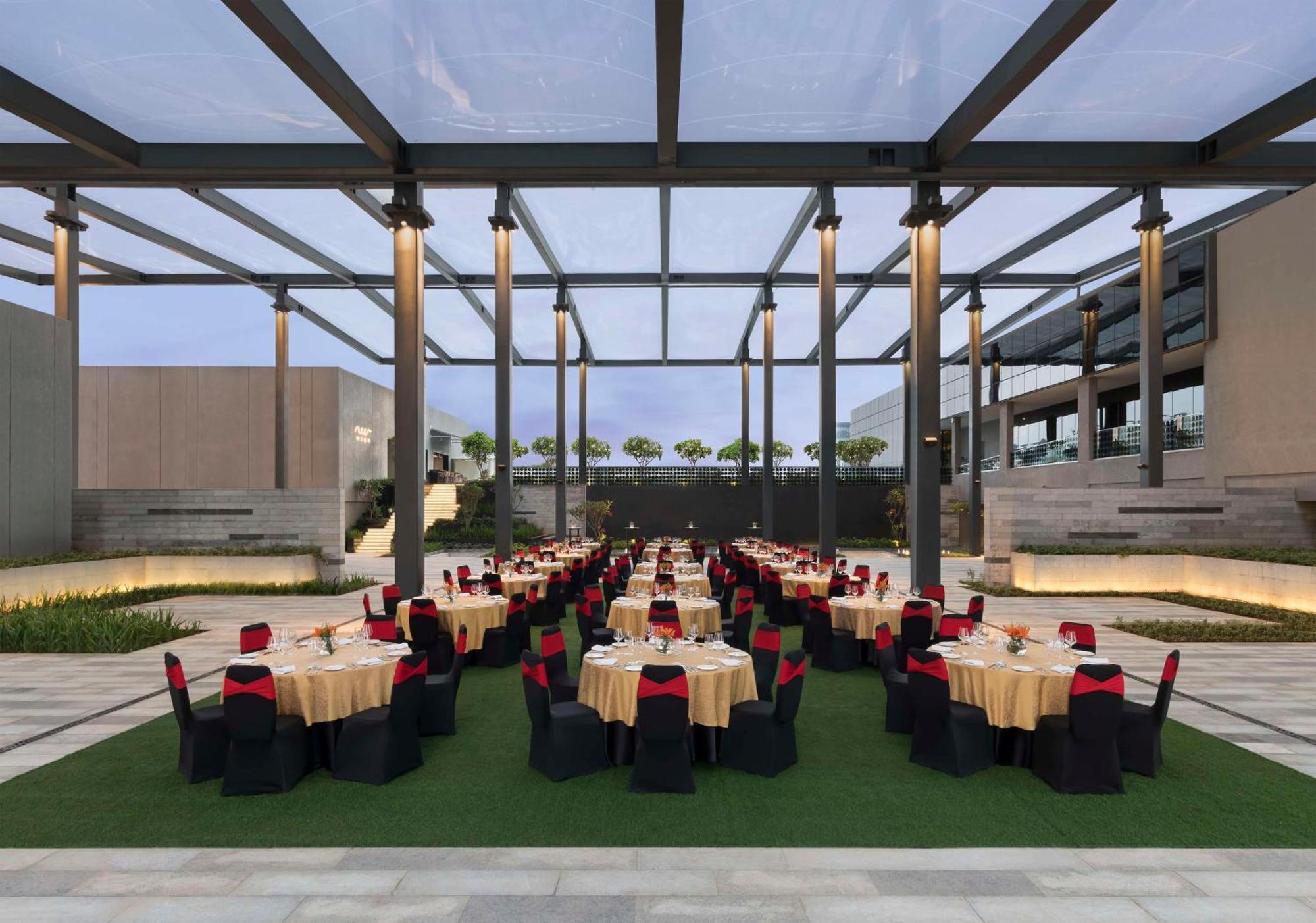 Hilton Bengaluru Embassy Manyata Business Park Hotel Екстериор снимка